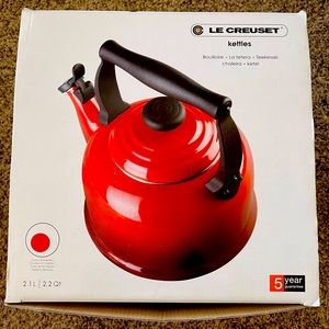 UK Le Creuset XL Whistling Kettle 2.1L /2.2QT Cerise Red